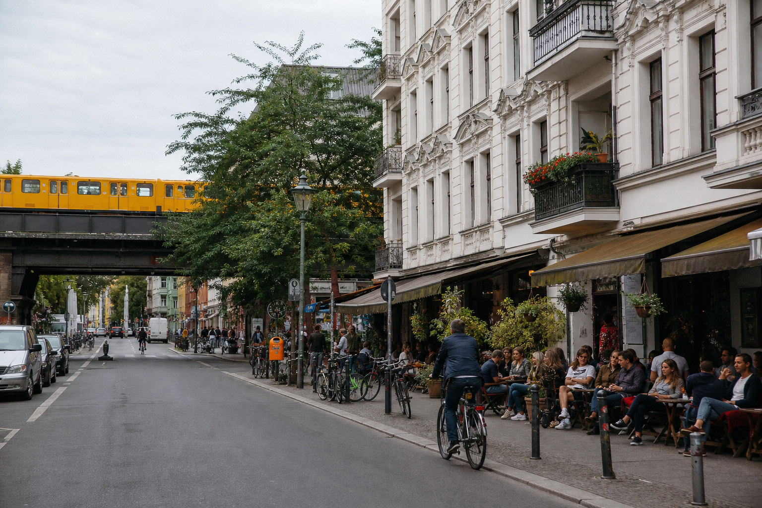 Berliner Kiez mit Hochbahn und Cafés