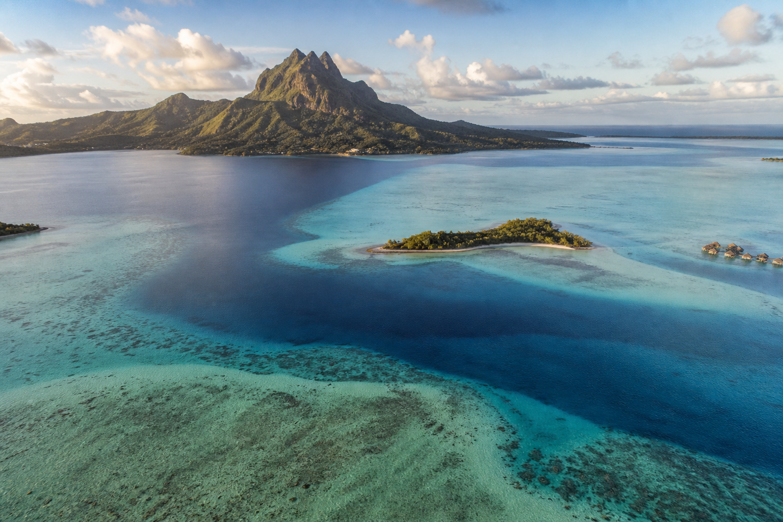 Bora Bora mit Mount Otemanu und großer Lagune aus der Luft