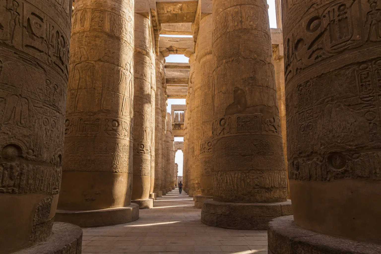 Säulenhalle im Karnak-Tempel in Luxor