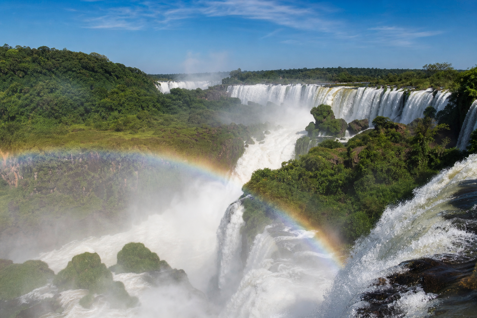 Die gewaltigen Iguaçu-Wasserfälle im tropischen Wald