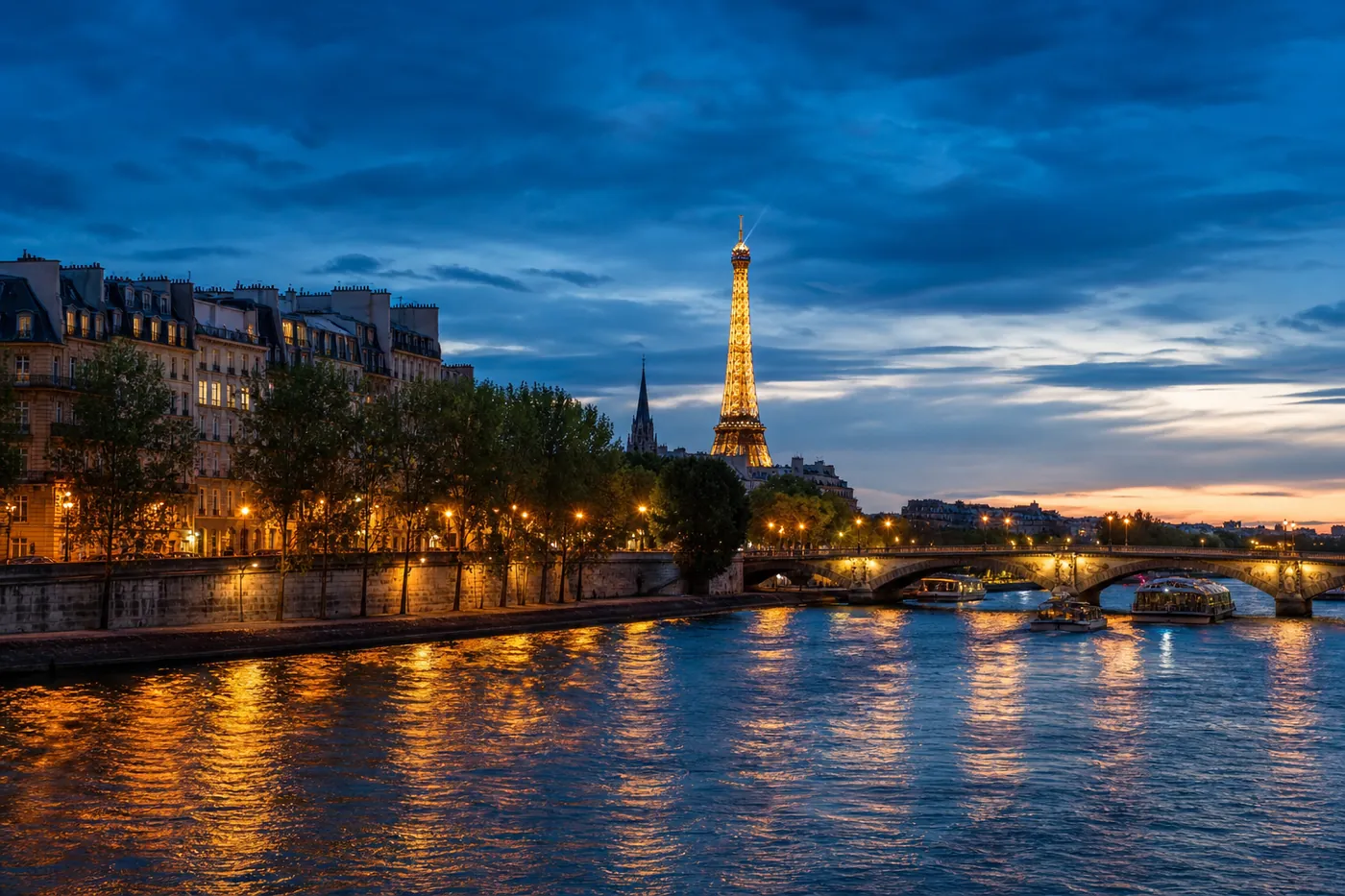 Paris an der Seine bei Abendlicht