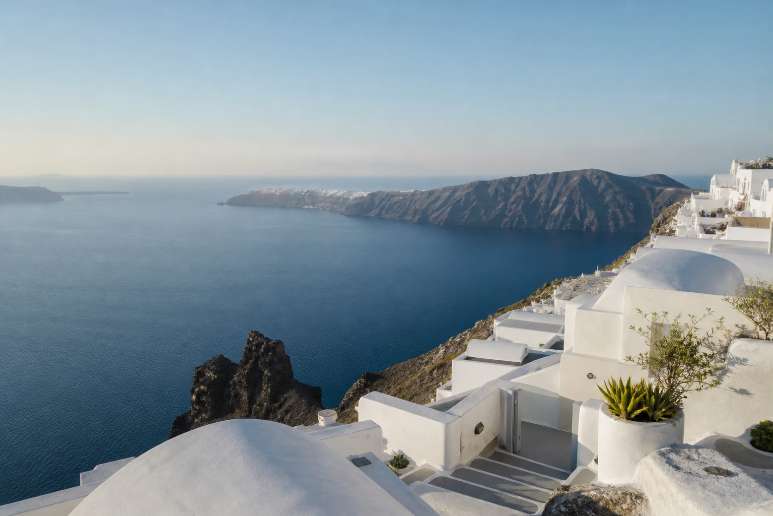 Weiße Häuser über der Caldera von Santorini
