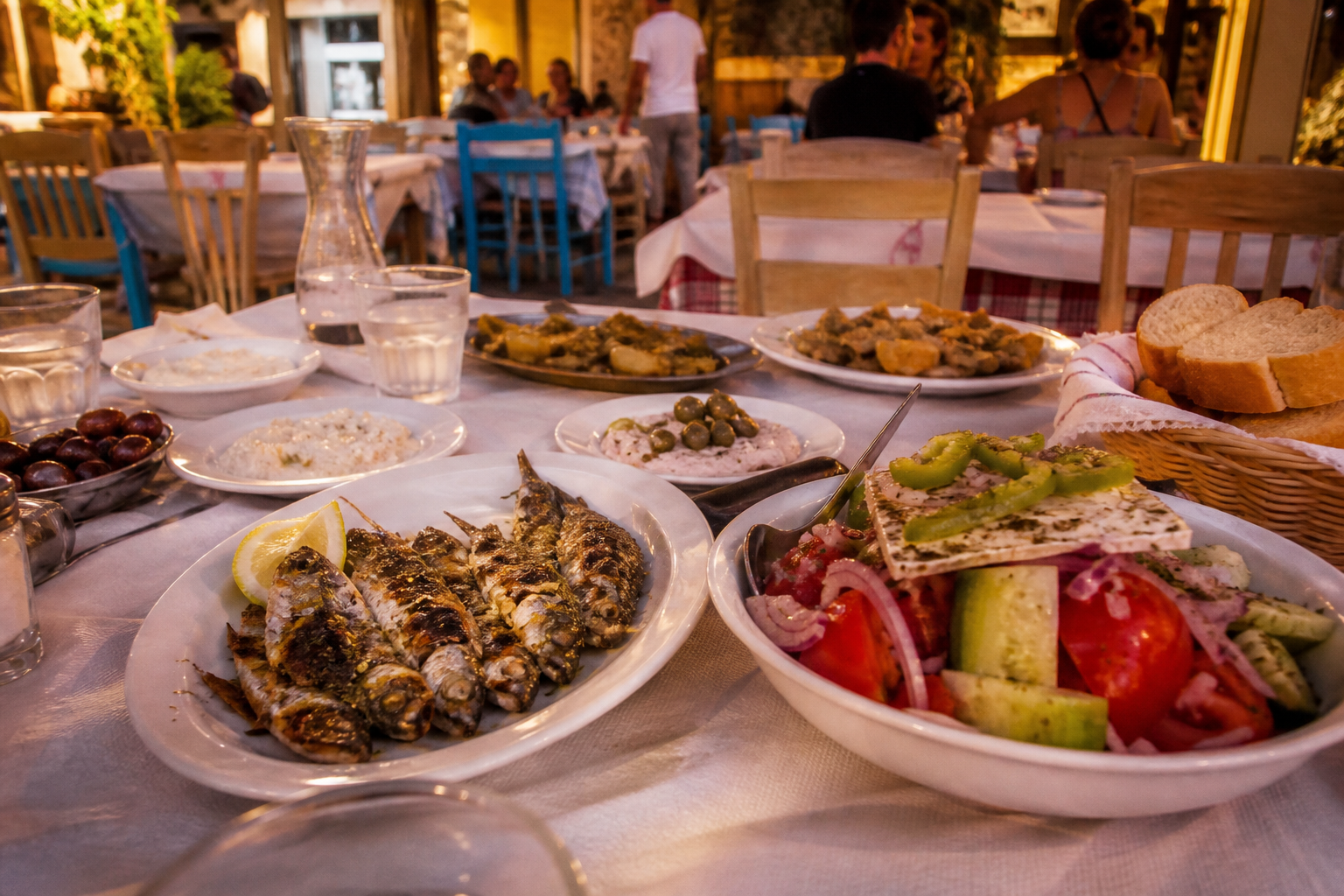 Griechische Taverne mit Fisch Salat Oliven und kleinen Gerichten