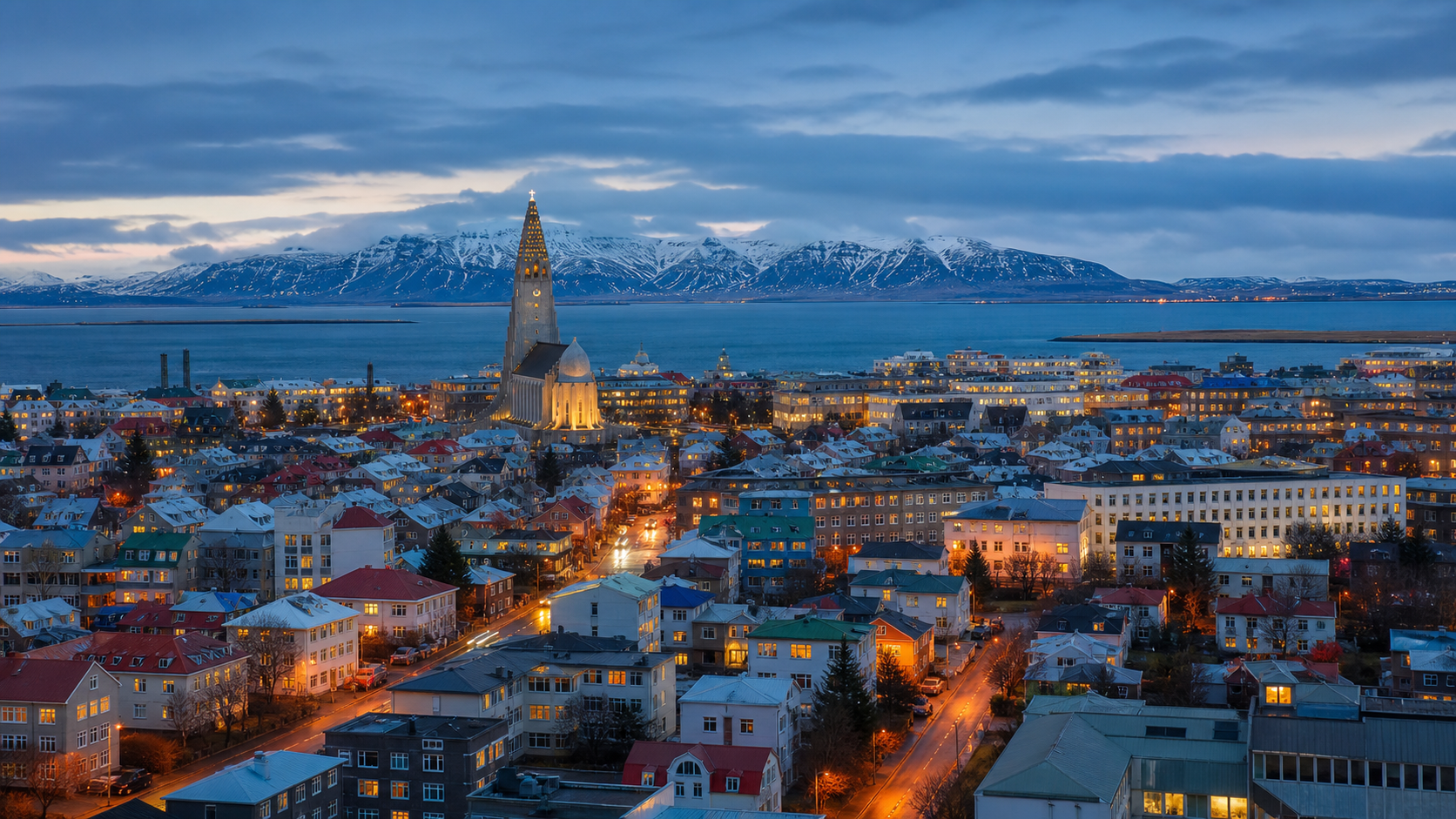 Reykjavík bei blauer Stunde