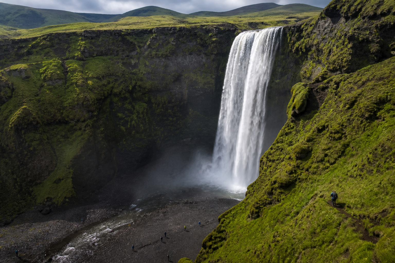 Island-Wasserfall im grünen Canyon