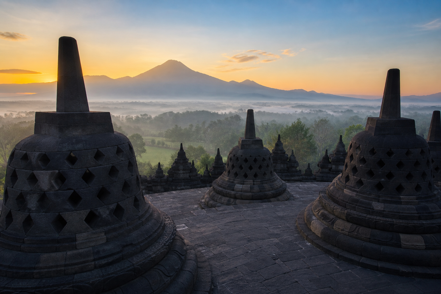 Borobudur auf Java bei Sonnenaufgang