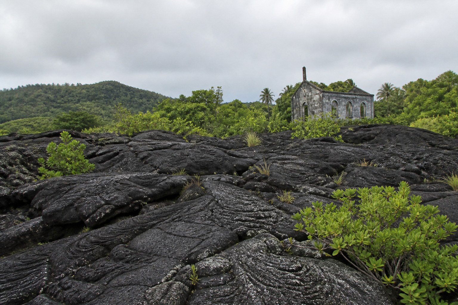 Saleaula-Lavafeld und Kirchenruine auf Savaiʻi