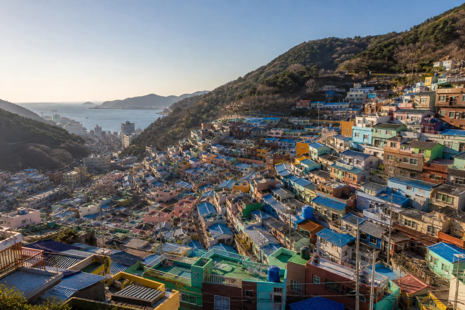 Busan mit farbigen Häusern und Küste