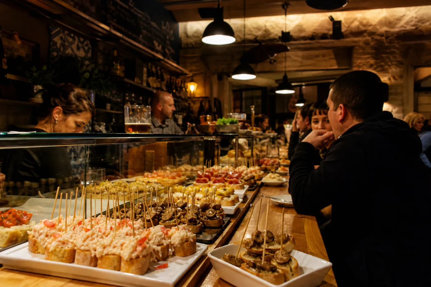 Auswahl spanischer Pintxos auf einer Theke