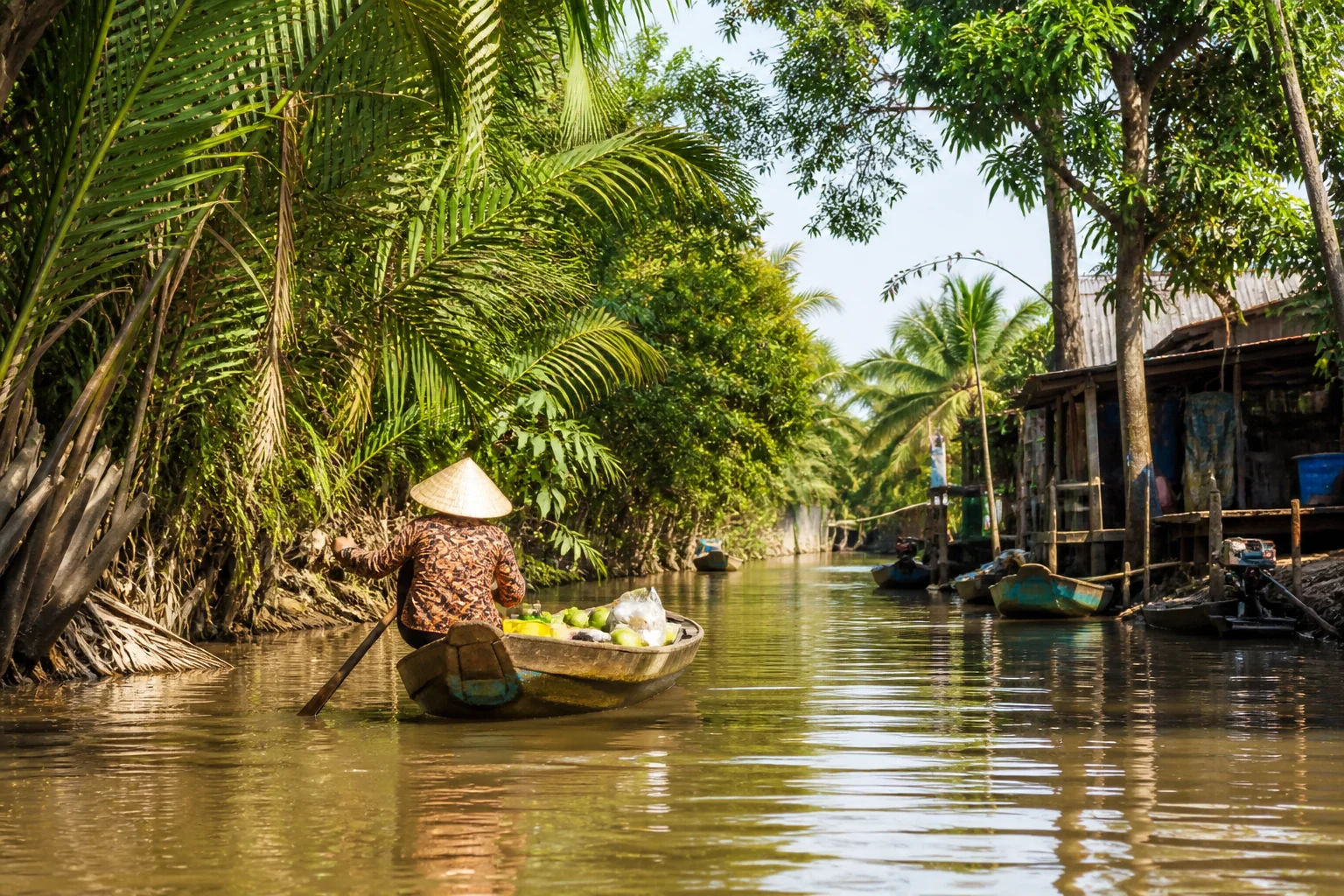 Boot auf einem Wasserweg im Mekongdelta