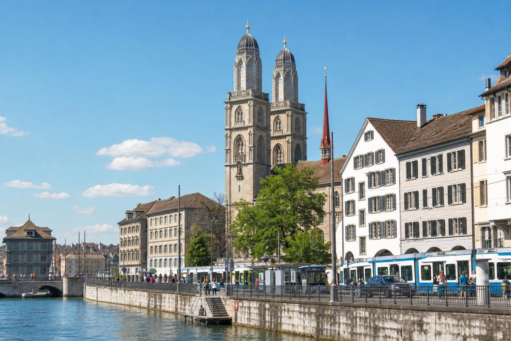 Zürich an der Limmat mit Grossmünster und Tram